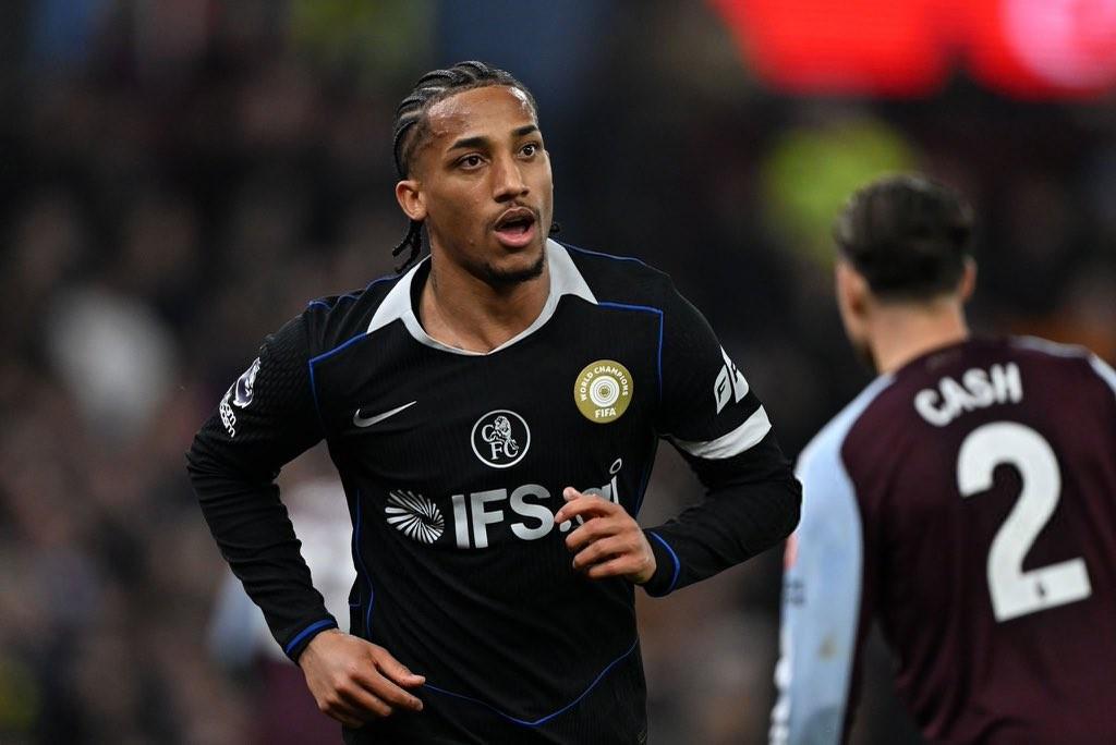 自21年曼城后,切尔西是首支英超客战维拉半场11脚打门的球队