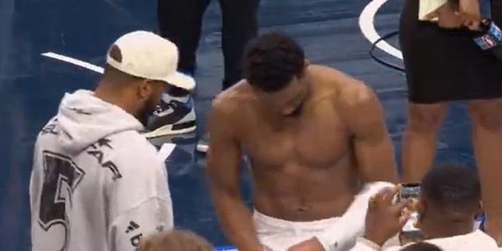 世界杯比赛直播地址-一身腱子肉！米切尔赢球后心情大好 光膀子与NFL球星聊天